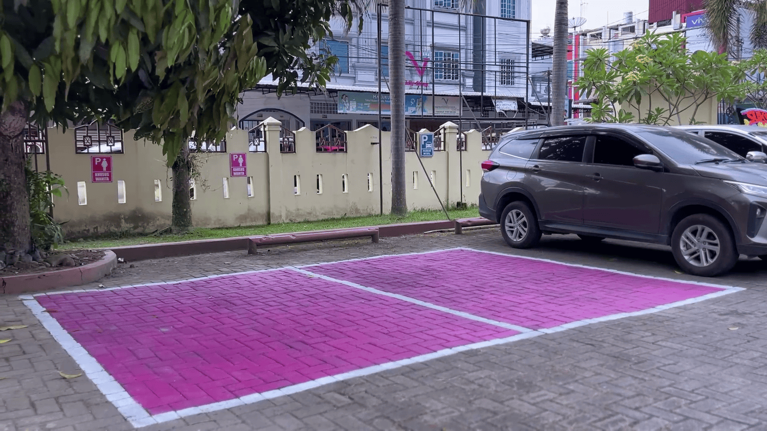 Parkir Wanita compress